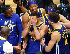 库里在比赛中火力全开，成为关键的得分手的简单介绍